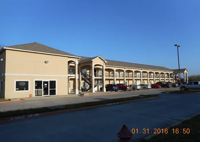 Motel: Crossroads Inn & Suites